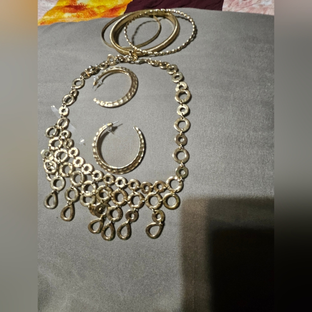 Fashion Jewelry Gold Necklace and Bangle Set